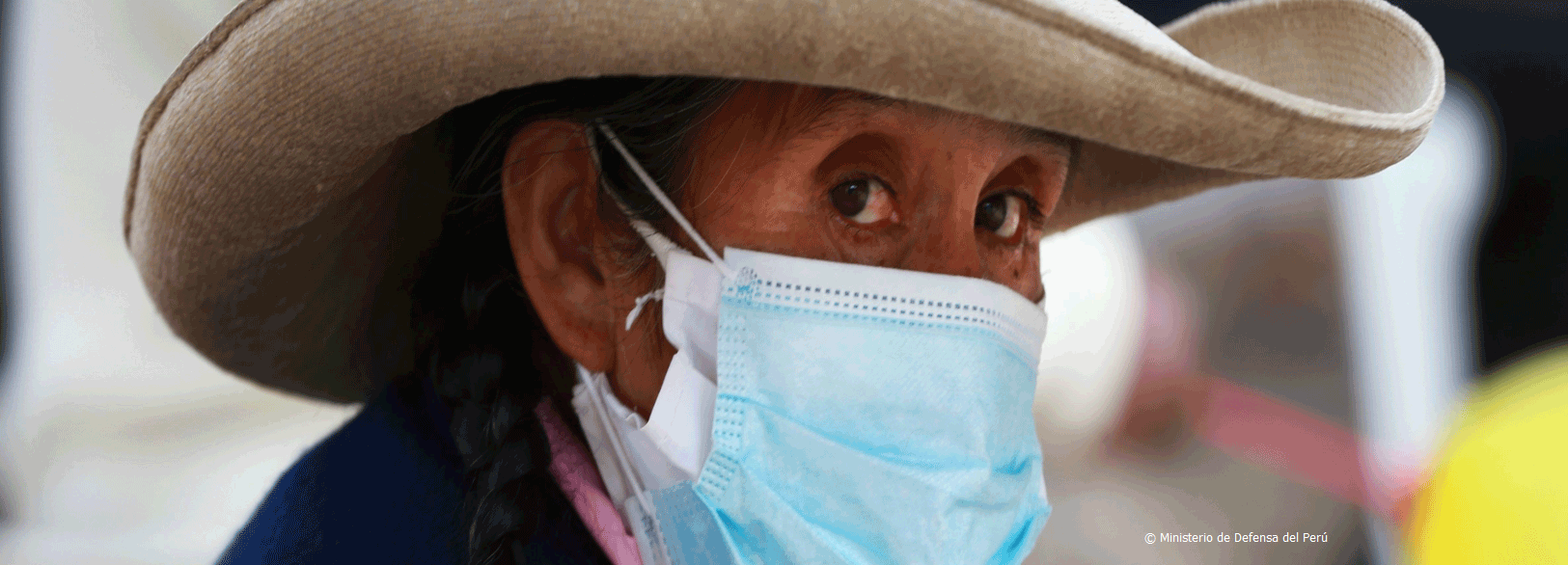 Frau in Peru Maske Hut