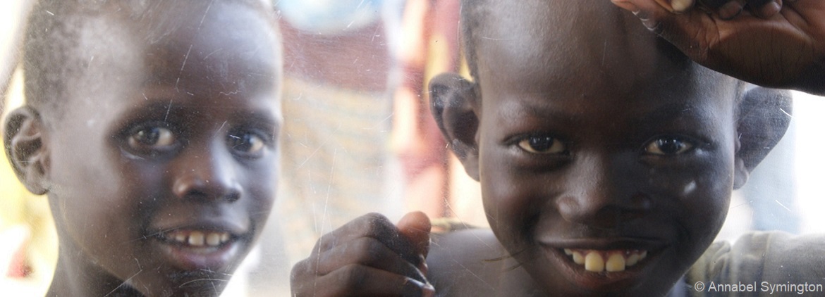 Transparenzerklaerung CC.Annabel Symington Flickr stringer bel Children looking through a taxi window in Senegal