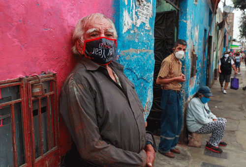 Peruaner mit Maske bunte Wand