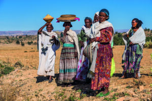 Axum, Äthiopien - 10. Februar 2020: Äthiopische Frauen auf der Straße von Axum nach Gheralta, Tigray in Nordäthiopien, Afrika