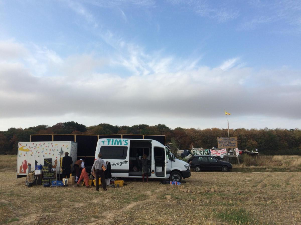 Aufbau des Straßentheaters vor dem Hambacher Wald