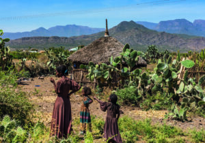 Lalibela, Äthiopien - Feb 12, 2020: Äthiopische Menschen auf der Straße von Lalibela nach Gheralta, Tigray in Nordäthiopien, Afrika