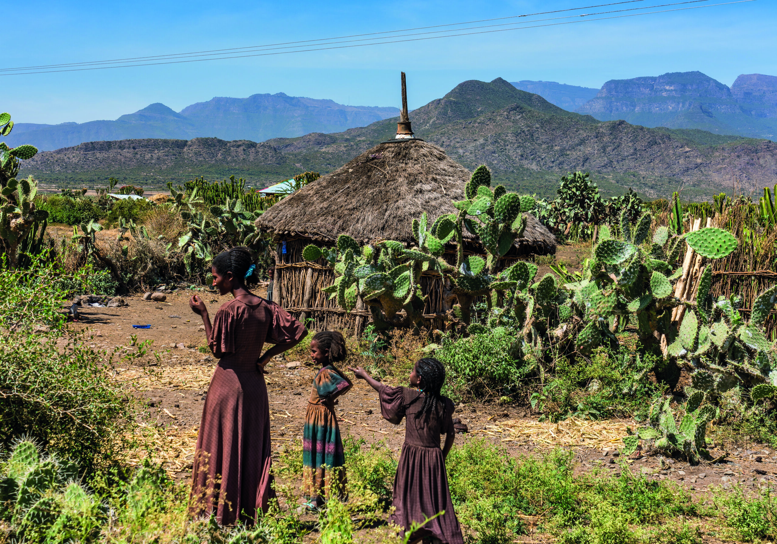 Lalibela, Äthiopien - Feb 12, 2020: Äthiopische Menschen auf der Straße von Lalibela nach Gheralta, Tigray in Nordäthiopien, Afrika