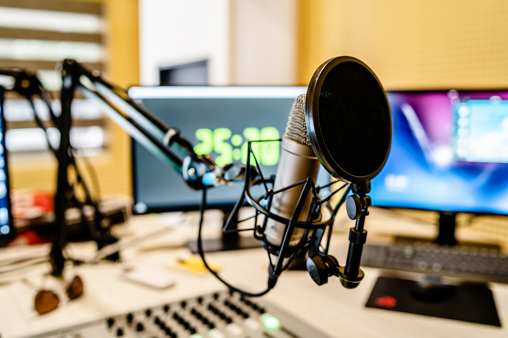 Mikrofon und Mischpult im Studio des Radiosenders, der Nachrichten sendet