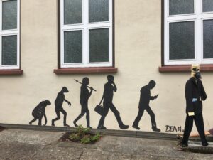 Menschenabbildungen an einer Hauswand