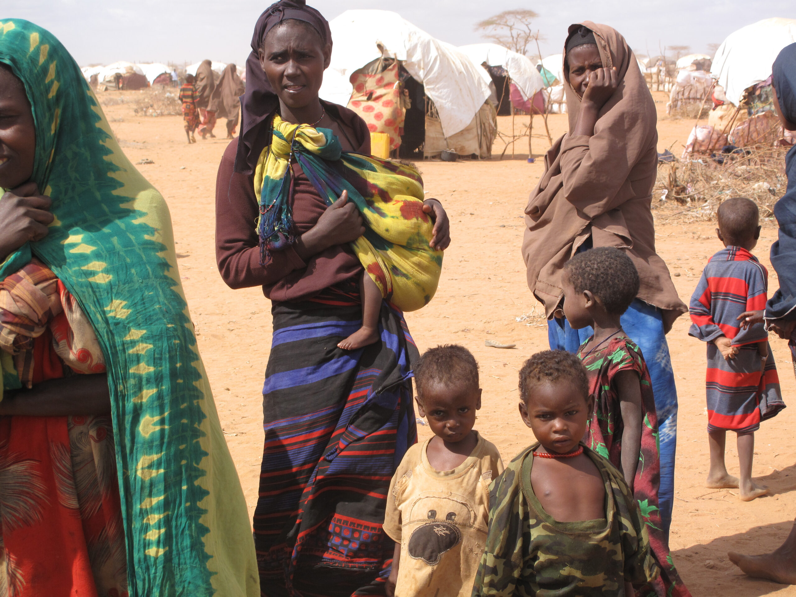 Unbekannte Kinder leben im Dadaab-Flüchtlingslager, wo Tausende Somalier aufgrund von Hunger auf Hilfe warten, am 15. August 2011 in Dadaab, Somalia"