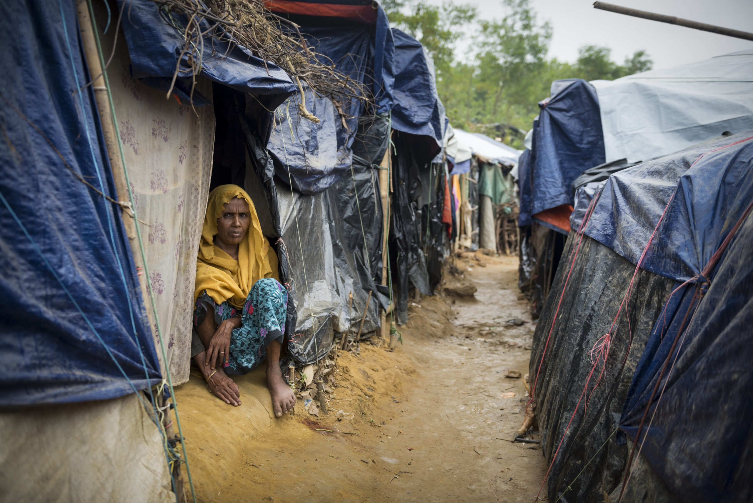 Eine Frau, eine der 600.000 Rohingya, die in den zwei Monaten seit dem 25. August 2017 aus Myanmar geflohen sind, sitzt am Eingang ihrer Unterkunft im Flüchtlingslager Kutupalong in Bangladesch. (29. Oktober 2017)