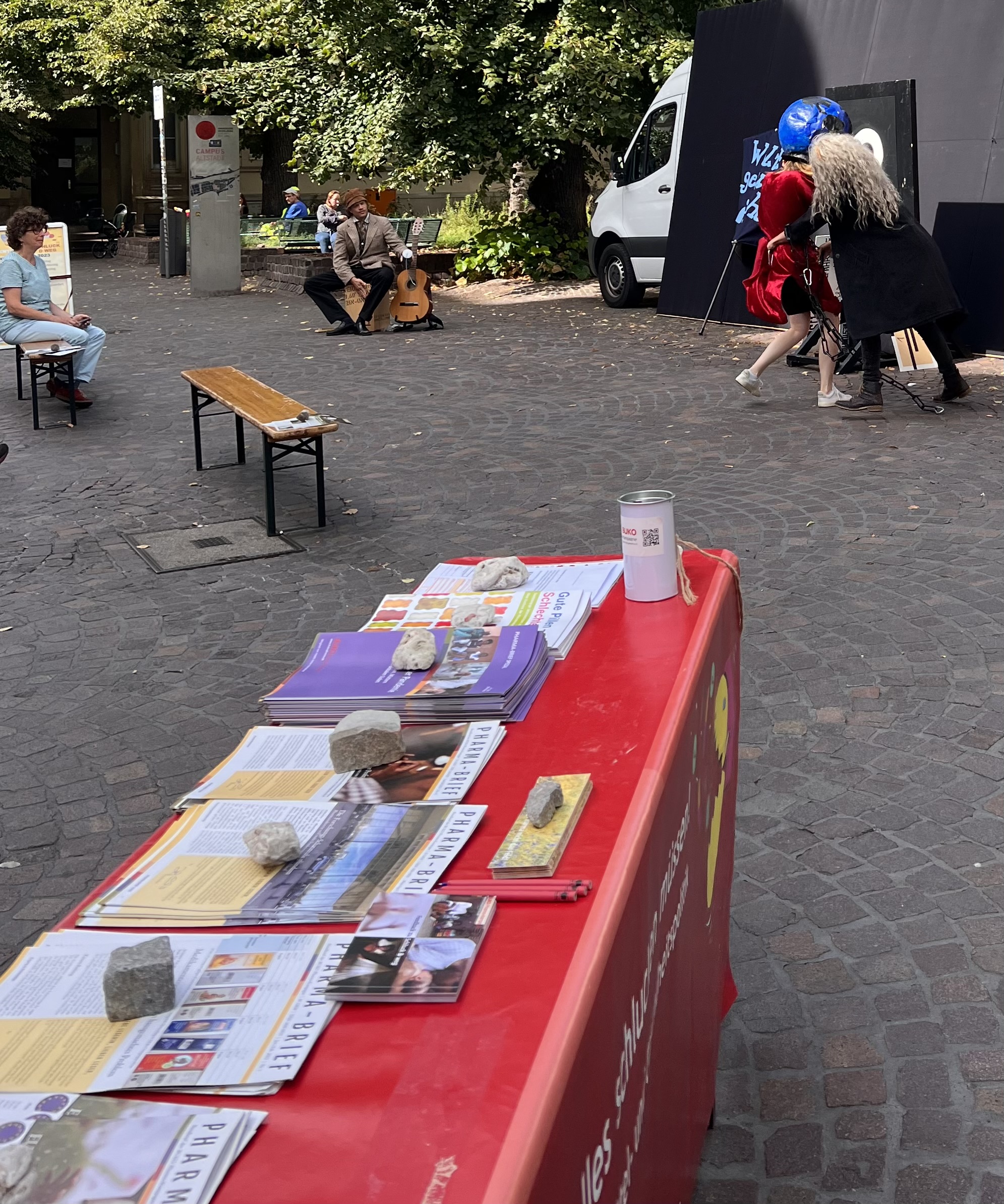 Tisch mit Werbung für die Kampagne