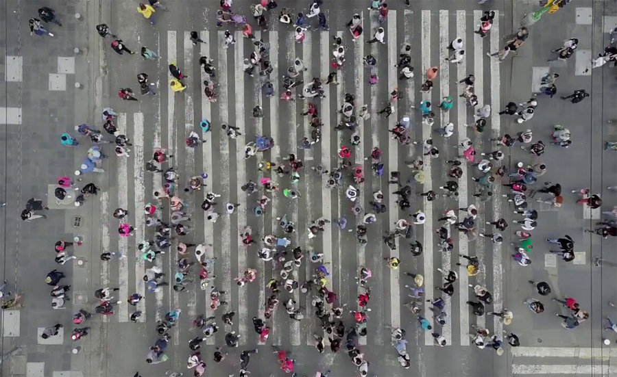 Viele Menschen auf einer großen Straße