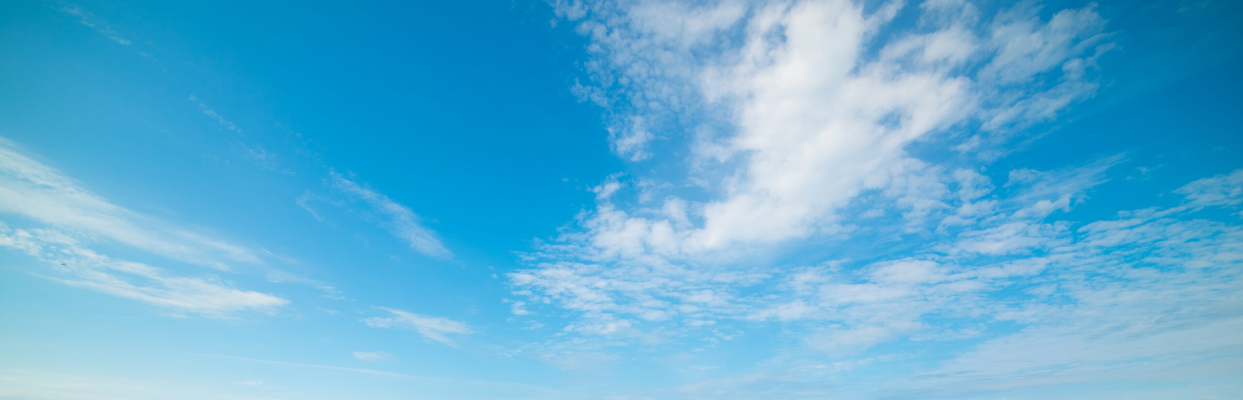 Blauer Himmel mit leichten Wolken