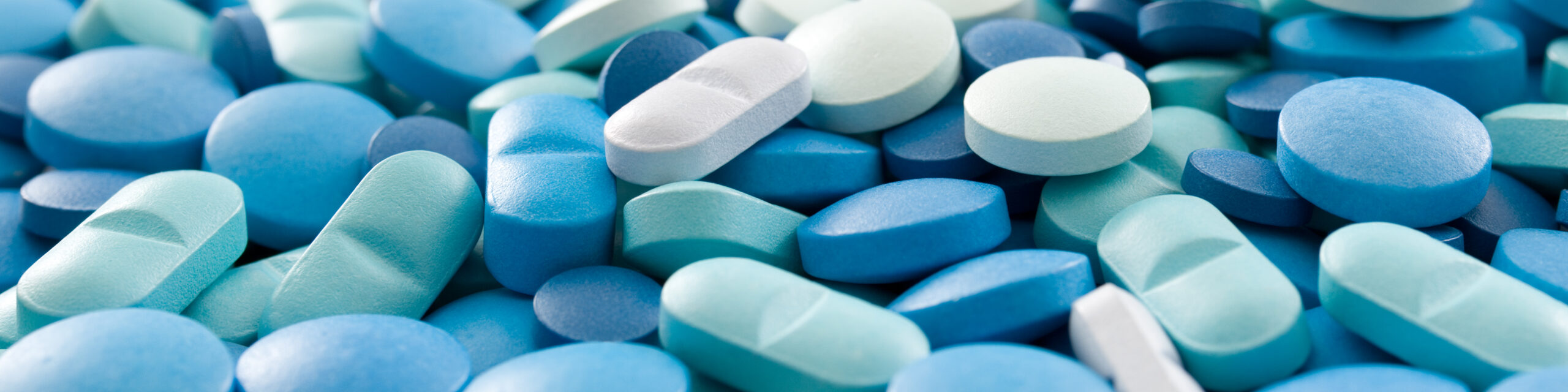 Nahaufnahme von vielen blauen Pillen