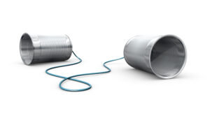 Zwei verbundene Dosen auf weißem Hintergrund.