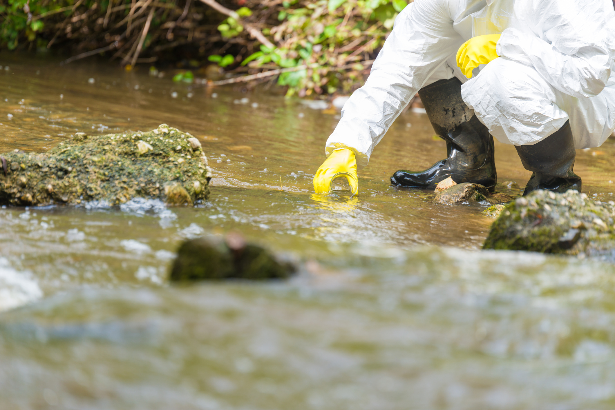 Wissenschaftlerin untersucht giftiges Wasser.