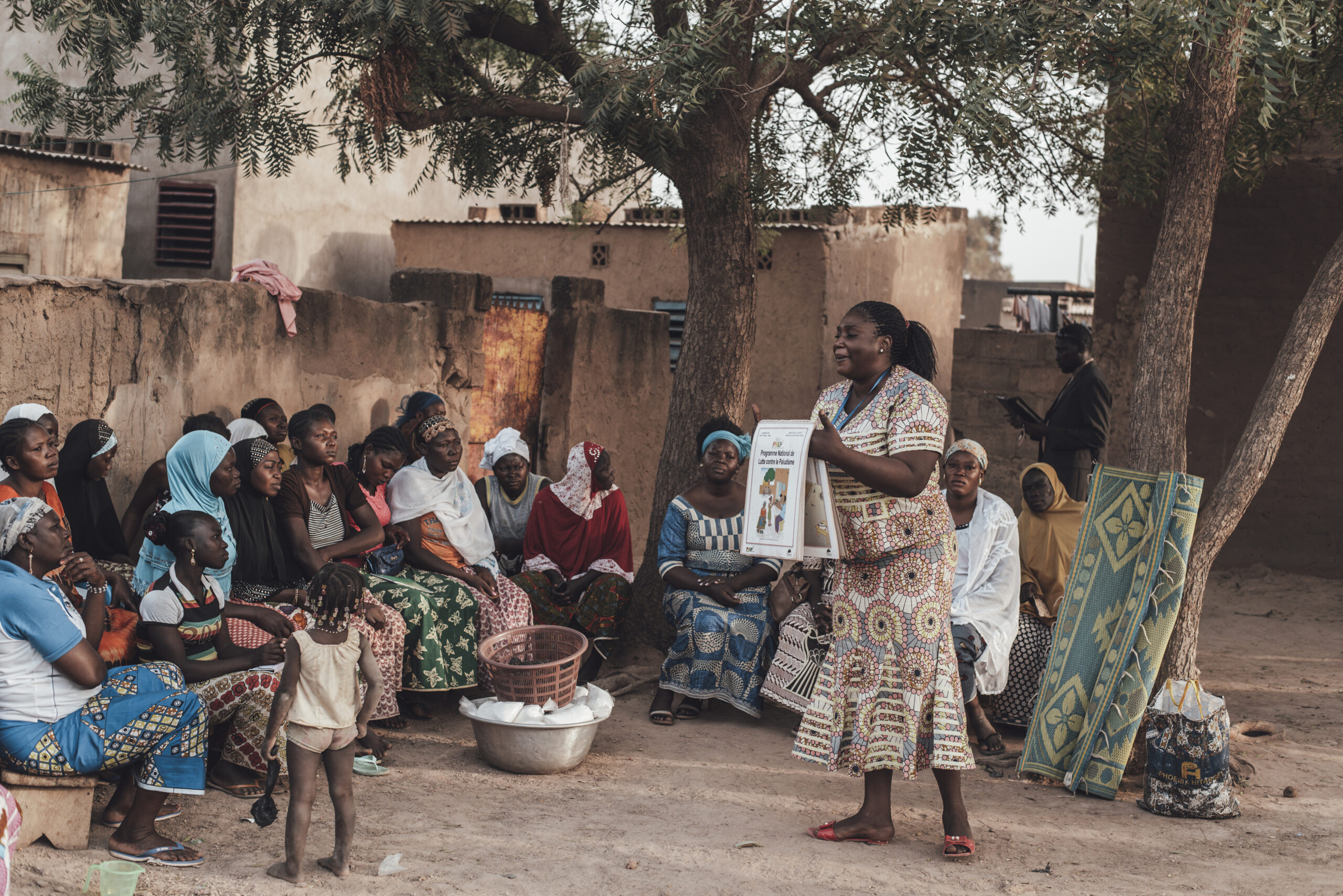 Ouagadougou, Burkina Faso. 16. Dezember 2017. Eine Gruppe von Menschen sitzt auf einem Dorfplatz in der Nähe der Landeshauptstadt