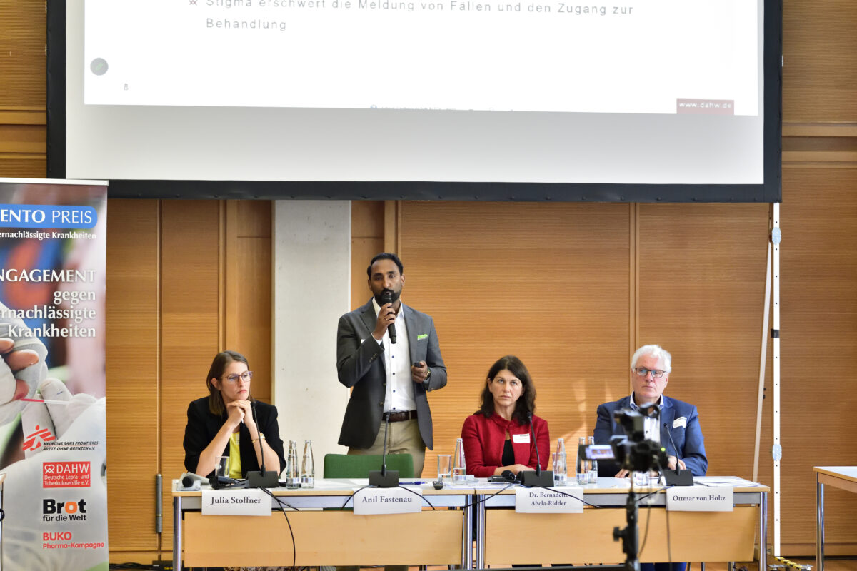 Vier Personen bei einer Podiumsdiskussion beim Memento Fachgespräch