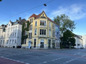 Das gelbe Welthaus in Bielefeld bei Sonnenschein