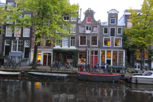 Häuserreihe in den Niederlanden vor einer Gracht