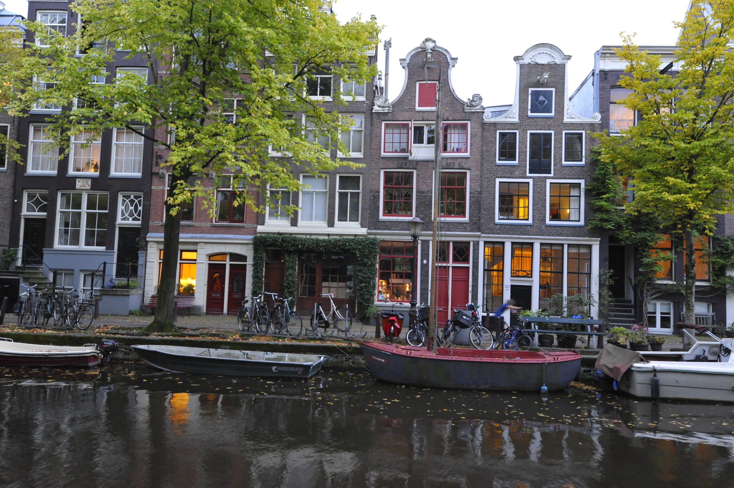 Häuserreihe in den Niederlanden vor einer Gracht