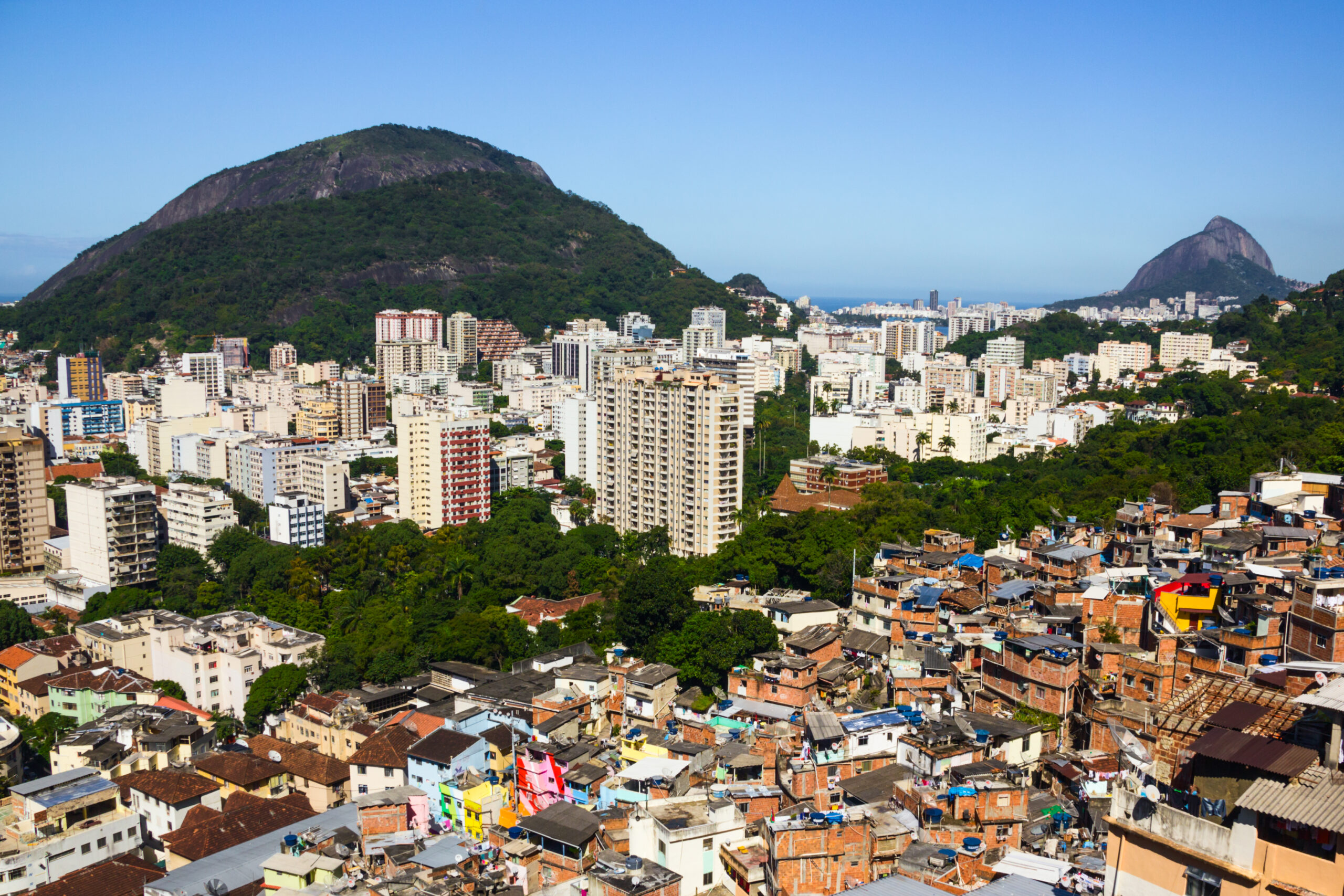 Rio de Janeiro von oben zu sehen sind reiche und arme Wohnhäuser