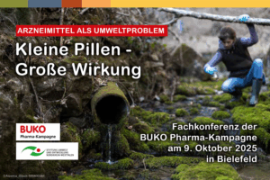 Person nimmt Wasserprobe im Wald an Wasserstelle, überdeckt ist das Bild mit Informationen zur Veranstaltung