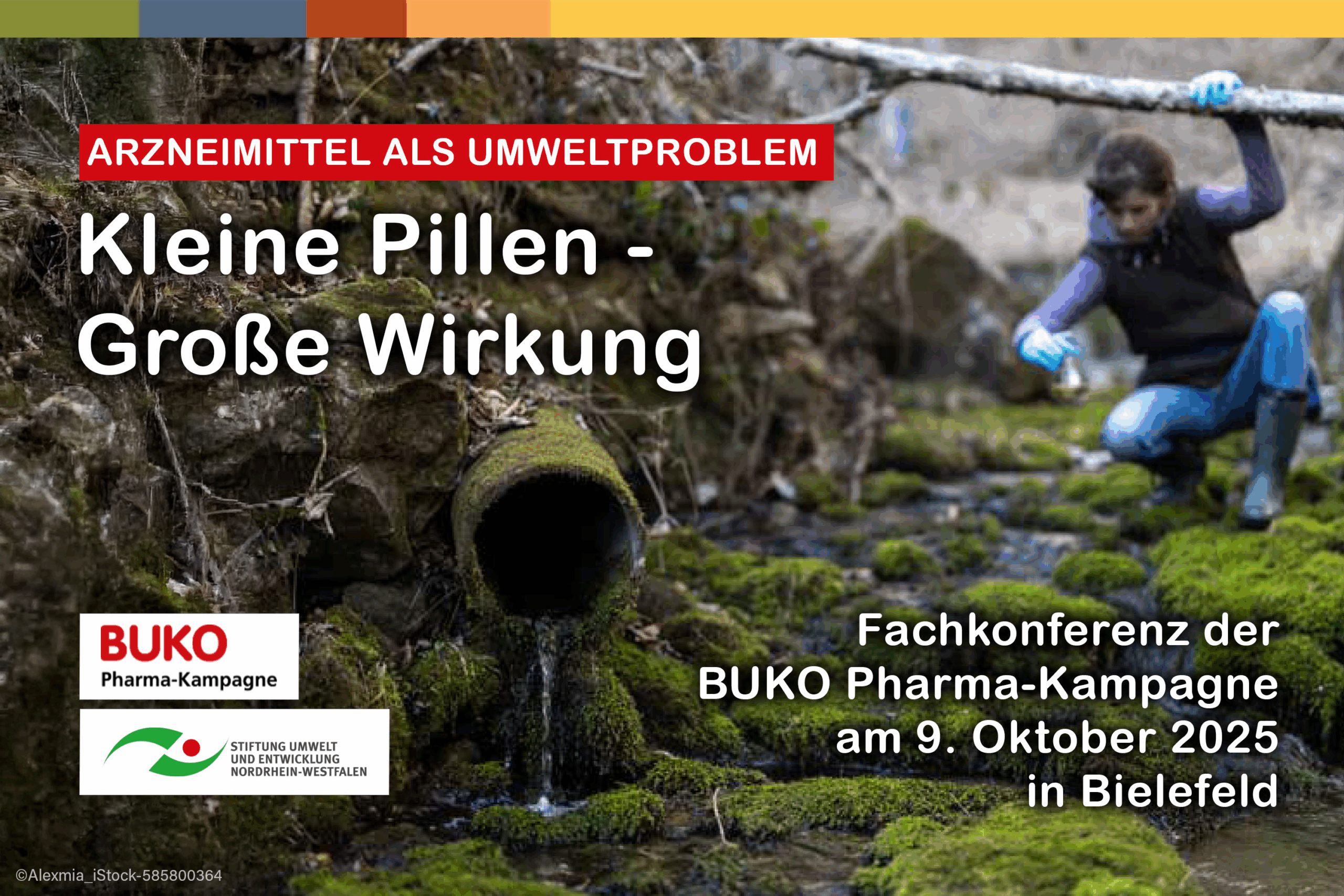 Person nimmt Wasserprobe im Wald an Wasserstelle, überdeckt ist das Bild mit Informationen zur Veranstaltung