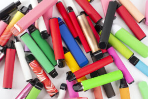 Viele bunte Vapes liegen nebeneinander