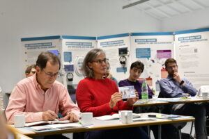 Sitzende Gäste im Konferenzraum