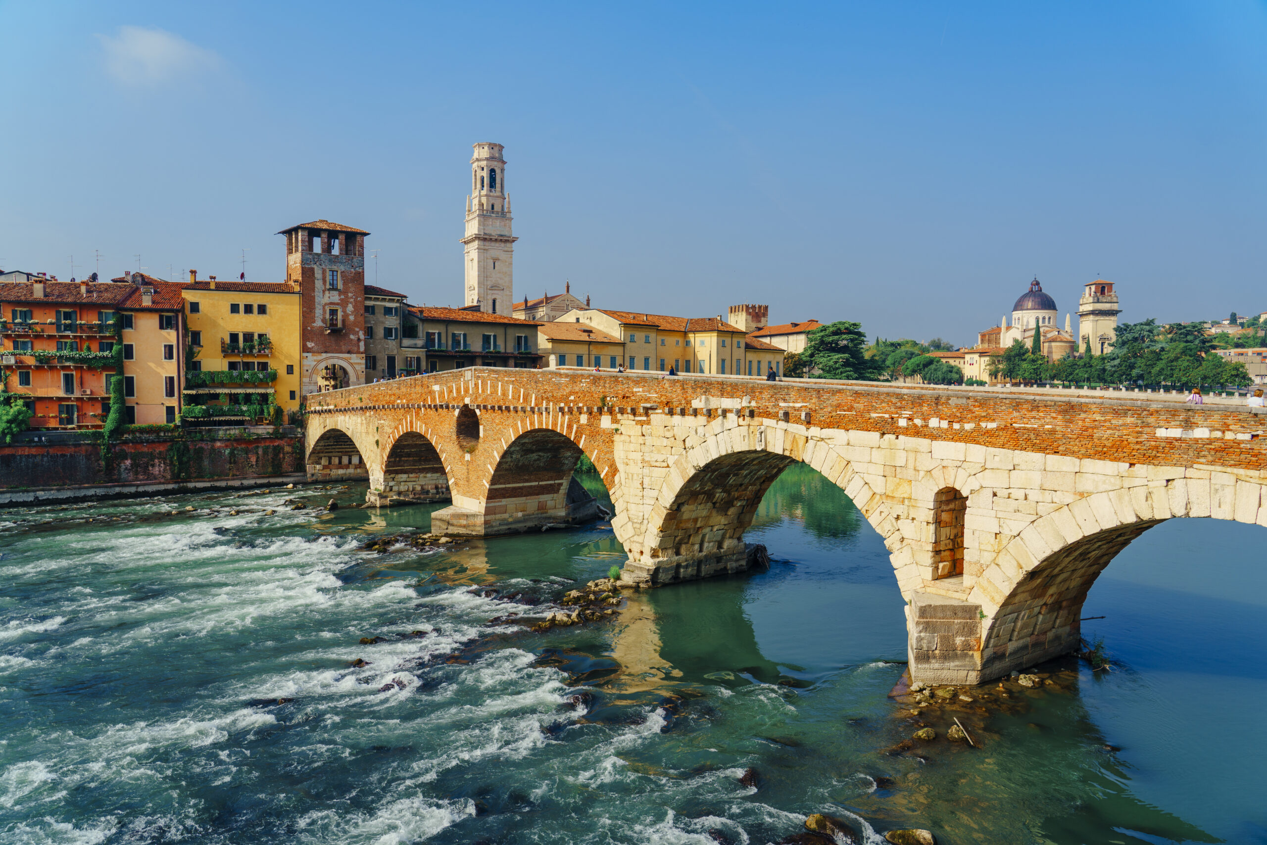 Blick auf die Steinbrücke Ponte Pietra und den Fluss Etsch in Verona, Italien.