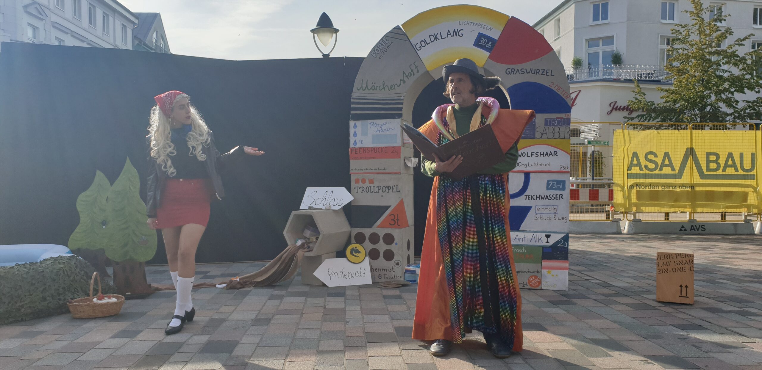 Darsteller*innen des Straßentheaters Schluck & weg bei einer Aufführung in Warnemünde.