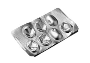 Tablettenblister auf weißem Hintergrund