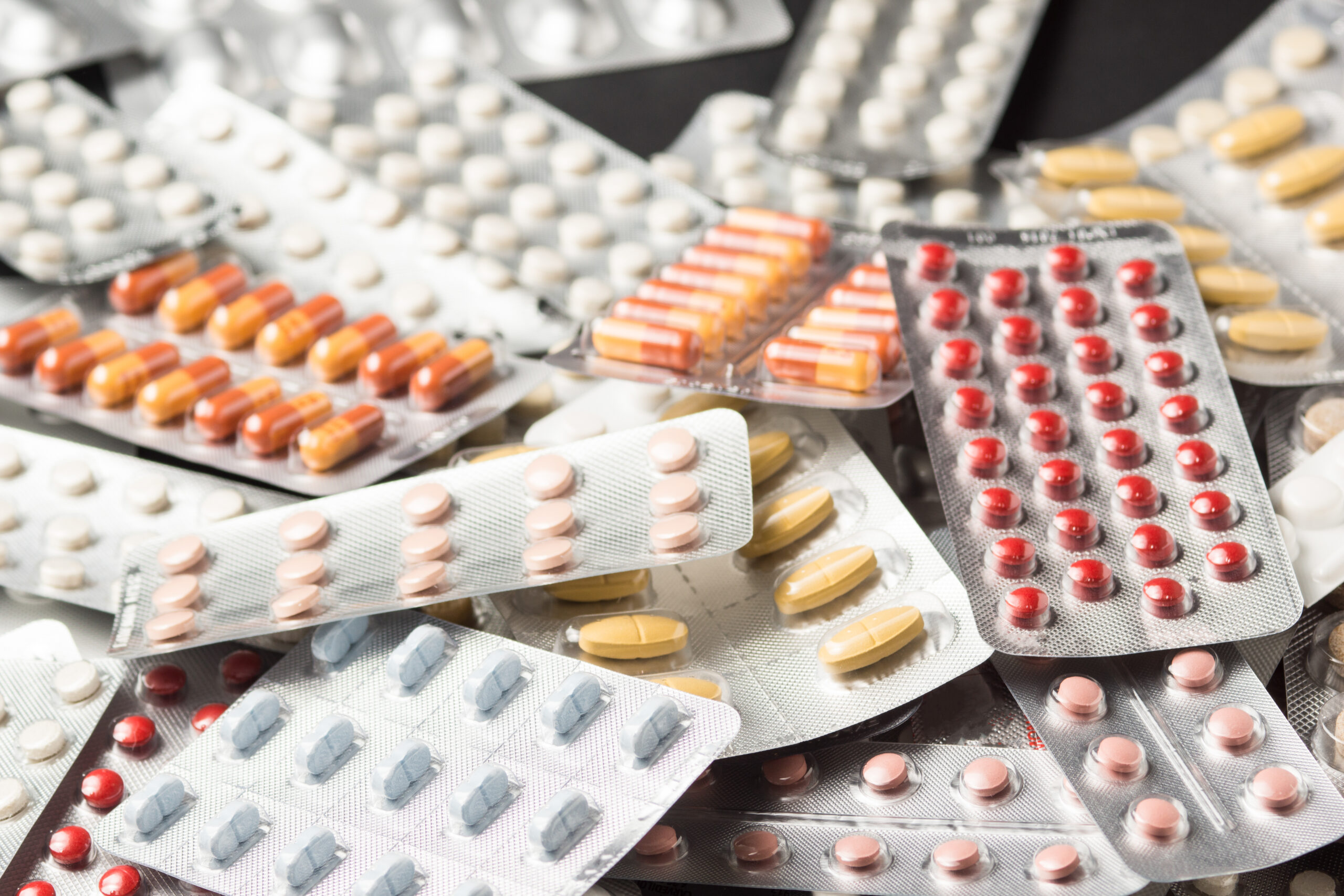 Verschiedene Tabletten in Blisterverpackungen.