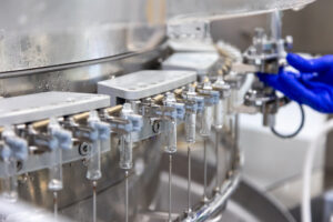 Nahaufnahme einer Reinigungsmaschine für Glasfläschchen in der Arzneimittelproduktion.