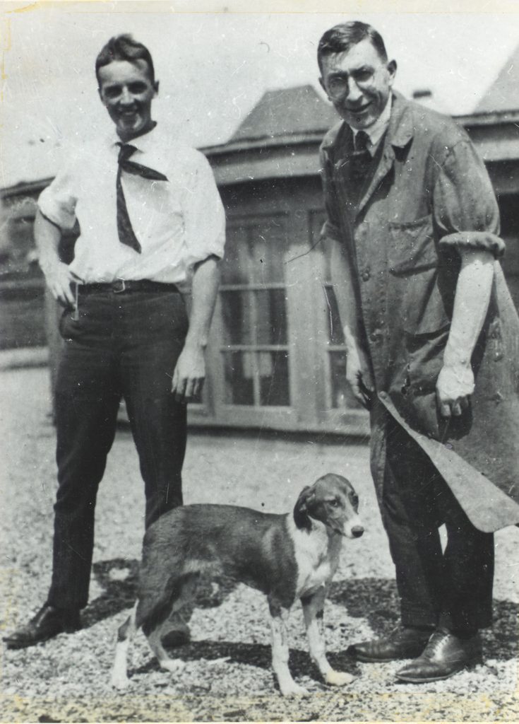 Frederick Banting und Charles Best mit einem Hund an der University of Toronto, 1921.